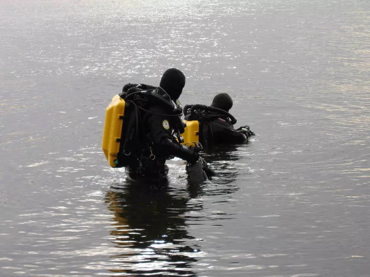 CCR Divers entering water