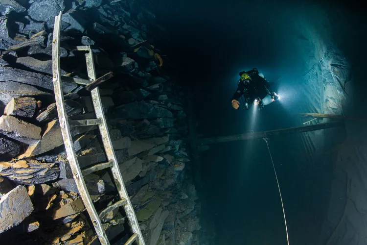 Diver and ladder in corridor of great height. Photo by Kurt Storms.